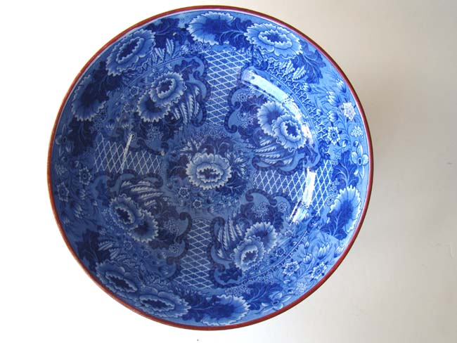 A magnificent early 19th century English blue and white transfer decorated bowl with red rim circa 1820 — image 2